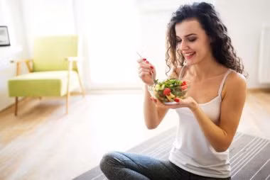 4. Giúp cơ thể linh hoạt: Bạn đứng thẳng lên sau mỗi lần ngồi bệt trên sàn, điều này giúp kéo căng cơ hông, đầu gối và mắt cá chân, giúp cơ thể linh hoạt hơn. Ảnh: AloBacsi.com.