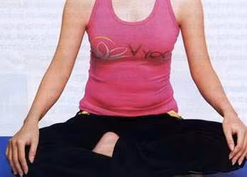 7. Cải thiện tuần hoàn máu: Trái ngược với việc ngồi trên một cái ghế với bàn chân ở thấp hơn vị trí của tim thì việc ngồi trên sàn nhà sẽ giúp việc bơm máu diễn ra dễ dàng hơn. Đối với những người có vấn đề về tuần hoàn, ngồi bệt trên sàn để ăn càng rất cần thiết. Ảnh: AloBacsi.com.