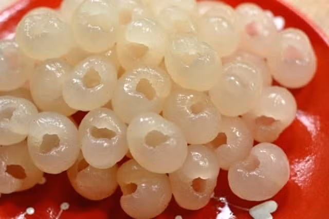 Nhãn tăng cường quá trình hấp thu sắt trong cơ thể, giúp hạn chế chứng bệnh thiếu máu, tạo cảm giác dễ chịu đối với hệ thần kinh gần lá lách và tim. Ngoài ra, nhãn cũng có tác dụng bảo vệ cơ thể khỏi nguy cơ mắc các bệnh ở tuyến tụy. Ảnh: tamtranghieuqua.com.