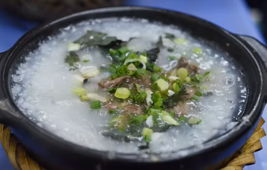 Mẹ chuẩn bị: Gạo, lá tía tô và các gia vị vừa đủ. Lá tía tô đem rửa sạch cho vào nồi thêm một ít nước vừa phải đem sắc, đến khi cạn một nửa thì bỏ bã. Gạo đem vo sạch rồi cho vào nồi nước lá tía tô. Nên cho trẻ ăn mỗi ngày 1 bát, chia ăn 2 lần trong ngày và chú ý nên dùng khi nóng. Ảnh: Com09.net.