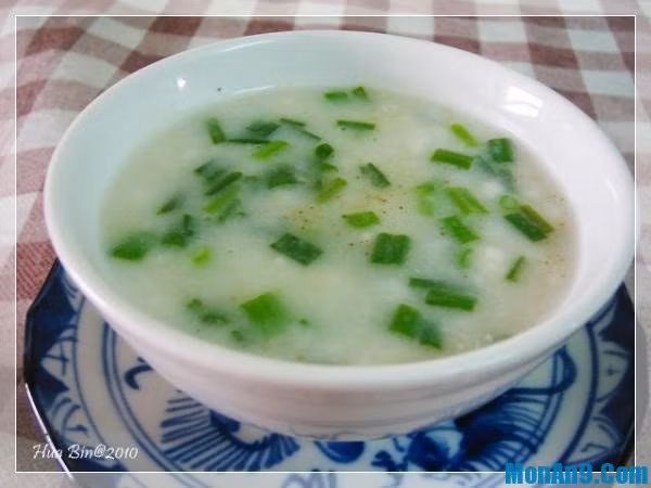 Mẹ chuẩn bị hành củ, gạo lức. Gạo đem vo sạch cho vào nồi thêm nước vừa đủ đem nấu cháo nhừ. Sau đó cho hành tây đã gọt vỏ, rửa sạch và thái nhỏ vào. Chia ăn nhiều lần trong ngày, mỗi lần 1 bát dùng khi nóng sẽ thấy bệnh cải thiện rõ rệt. Món cháo này còn dùng để trị cảm phong hàn, đau đầu, ngạt mũi, chảy nước mũi, đau bụng đi ngoài rất hữu hiệu. Ảnh: monan9.com.