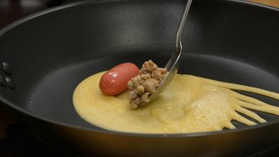 6. Pancake cuộn xúc xích bò băm kiểu Thái. Nguyên liệu: Bột nở, bột mỳ, muối, đường, nước, mật ong, trứng, thịt bò băm, xúc xích. Trộn đều: bột mì, bột nở, đường và muối, cho thêm nước, trứng và mật ong vào hỗn hợp, trộn đều lên và để khoảng 10 phút. Ảnh: kenhphunu.vn.