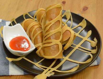 Cho thêm chút muối và dầu hào để tăng thêm hương vị cho thịt bò. Làm nóng chảo chống dính ở lửa vừa, sau đó phết 1 lớp bơ quanh chảo rồi dùng muôi to đổ một thìa hỗn hợp bột vào. Sau đó cho xúc xích đã rán sơ qua và thịt bò xào lên trên bột bánh. Ảnh: sotaynauan.vn.