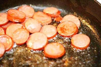 Bắc chảo lên bếp, cho 1 miếng bơ cho tỏi băm nhỏ vào phi thơm, sau đó đổ hành tây, ớt chuông và dưa chuột vào xào, nêm chút gia vị. Đảo vài giây rồi cho tôm vào xào cùng. Ảnh: mavinfood.com.