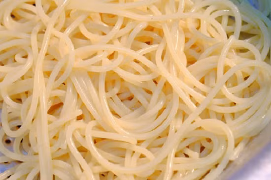 5. Spaghetti xúc xích sốt cà chua. Nguyên liệu: Gói mỳ que, sốt cà chua, xúc xích, hành tây, gia vị, hạt nêm, tiêu. Khía các rãnh nhỏ ở 1 đầu xúc xích, để sốt mới ngon và ngấm gia vị. Ảnh: homnayangi.vn.