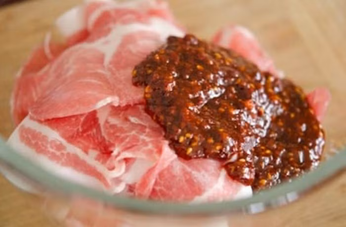 1. Thịt lợn xào cay. Nguyên liệu gồm thịt lợn, hành tây, tương ớt Hàn, đường, xúp, xì dầu, mè rang, ớt bột, gừng, muối. Trộn hỗn hợp tương ớt Hàn, đường, dầu mè, xì dầu, mè rang, ớt bột, gừng băm. Ảnh: Vnngon.