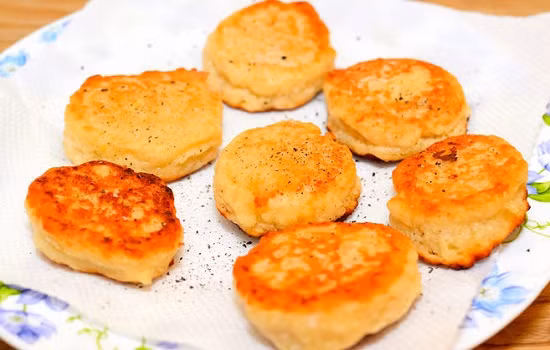 Nặn đậu xong thả ngay vào chảo và bắt đầu chiên chả. Trong quá trình chiên chả đậu các bạn chú ý lật cả hai mặt để chả có màu vàng đều. Khi chiên chả xong, các bạn gắp chả đậu nành ra đĩa và thấm hết dầu thừa đi. Ảnh: toinayangi.vn.