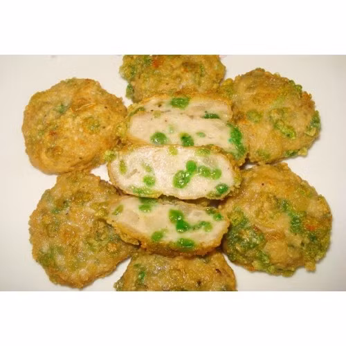 Khi nặn nên thoa một chút dầu mè. Sau đó, chiên chả trong dầu nóng. Ăn cùng nước pha từ mayonnaise tương ớt, siro dứa. Đánh tan và cho lên bếp đun gần sôi thì lấy ăn. Ảnh: Dicho159.vn.