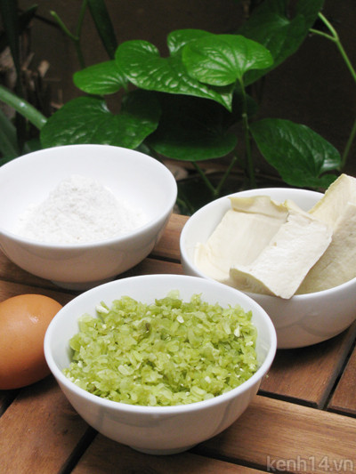 3. Chả cốm đậu phụ. Nguyên liệu: Cốm, đậu phụ, bột bắp, muối, tiêu, hành, bột nêm nấm, dầu mè. Bóp nát đậu, trộn các nguyên liệu và gia vị lại với nhau. Thêm một thìa dầu mè vào. Ảnh: Kenh14.vn.