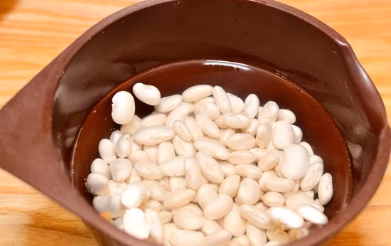 1. Chả chay từ đậu nành. Nguyên liệu: Đậu nành, tiêu trắng, cà phê, hương liệu maggi, dầu thực vật, hành tây. Đậu nành ngâm qua đêm cho mềm, hành tây thái nhỏ. Bóc hết vỏ đậu nành. Ảnh: toinayangi.vn.