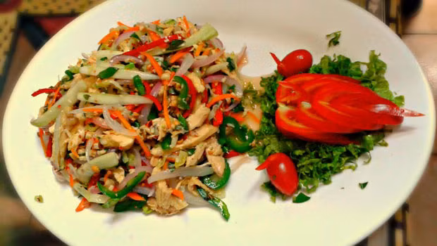 Pha nước mắm, đường và nước cốt chanh thật đều với ớt, tỏi và gừng băm nhuyễn. Đem trộn dưa chuột, cà rốt với thịt, tôm và nước chấm. Khi dùng trộn thêm rau thơm và rắc đậu phộng lên bề mặt. Ảnh: 8monngonmoingay.com.