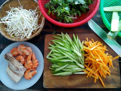 1. Nộm dưa chuột, cà rốt và tôm, thịt. Nguyên liệu: Dưa leo, cà rốt, tôm, thịt ba chỉ, nước cốt chanh, nước mắm, đường, muối, tỏi, ớt, gừng, rau thơm, đậu phộng rang. Đem cà rốt và dưa chuột ướp với 1/2 muỗng cà phê muối và để trong khoảng 15 phút. Lưu ý, để riêng hai loại và khi vớt ra nhớ vắt ráo nước. Ảnh: tapchigaidinh.com.vn.