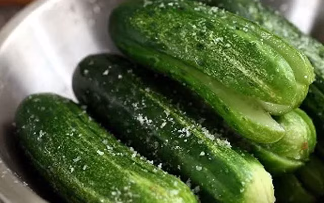 5. Kim chi dưa leo. Nguyên liệu: Dưa leo, táo, muối, ớt bột, tỏi, đường, hẹ, hành lá. Rửa dưa leo với nước muối pha loãng trước khi bỏ hột và cắt thành khúc vừa ăn. Trộn đều dưa leo với 2 muỗng cà phê muối và để như vậy trong vòng nửa tiếng. Ảnh: Cooky.vn.