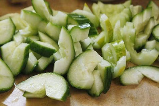 3. Dưa leo chua ngọt. Nguyên liệu: Dưa chuột, muối, đường, dấm, ớt, tỏi, gừng. Rửa dưa leo thật sạch với nước muối pha loãng. Ảnh: meovatdoisong.net.