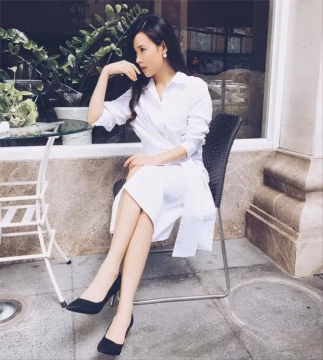 Midu không bao giờ lạm dụng phụ kiện đi cùng trang phục. Chỉ đơn giản nhưngcô cũng thu hút mọi ánh nhìn với diện mạo như tiểu thư. Hot girl đẹp trong sáng và thuần khiết khi lựa chọn chiếc váy màu trắng tinh khôi kết hợp giày đen cao gót. Ảnh: Giadinhcuocsong.