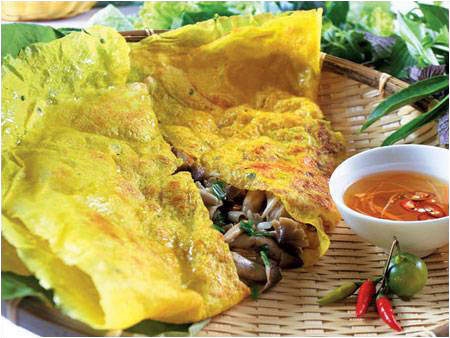 Bánh xèo miền Bắc. Nguyên liệu gồm bột gạo, bột nghệ, bia, thịt lợn, tôm, nấm hương, hành tây, giá đỗ, hành tím, gừng, tỏi, ớt, gia vị và rau sống các loại. Đầu tiên thái mỏng thịt lợn và ướp cùng nước mắm, bột ngọt, hạt tiêu. Tôm cắt râu để nguyên con, gừng giã nhỏ. Hành tây thái múi cau, giá đỗ rửa sạch, nấm hương ngâm mềm cắt bỏ chân và cắt nhỏ. Ảnh: Topgia.