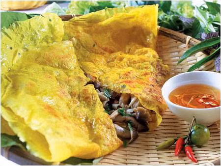 Bánh xèo miền Bắc. Nguyên liệu gồm bột gạo, bột nghệ, bia, thịt lợn, tôm, nấm hương, hành tây, giá đỗ, hành tím, gừng, tỏi, ớt, gia vị và rau sống các loại. Đầu tiên thái mỏng thịt lợn và ướp cùng nước mắm, bột ngọt, hạt tiêu. Tôm cắt râu để nguyên con, gừng giã nhỏ. Hành tây thái múi cau, giá đỗ rửa sạch, nấm hương ngâm mềm cắt bỏ chân và cắt nhỏ. Ảnh: Topgia.