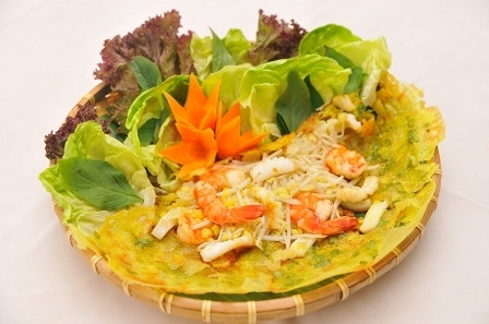 Cho một chút dầu vào chảo nóng rồi cho bột bánh vào tráng đều thật mỏng. Sau đó cho hỗn hợp tôm thịt xào rải mỏng đều mặt bánh, rồi rải một lớp giá mỏng lên trên cùng . Đun khoảng 2 phút gấp bánh lại rồi cho ra đĩa. Bánh xèo miền Bắc mang hương vị đặc trưng riêng của bia mà không bánh xèo vùng nào có được. Ảnh: Topgia.