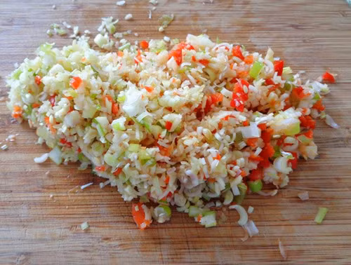 2. Ốc sên sốt mật ong. Nguyên liệu gồm thịt ốc sên, hành tây, ớt xanh ớt đỏ, trứng gà, mật ong, bột chiên, bột bắp, muối, tiêu. Cho thịt ốc sên, lòng trắng trứng gà, hành tây, ớt xanh ớt đỏ thái nhỏ, chút muối, tiêu, trộn với bột chiên cho vừa đủ khô. Dàn mỏng ra khay, cắt thành ô quân cờ cỡ 1 đốt ngón tay. Ảnh: phununet.com.