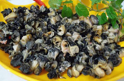 4. Ốc sên xào cay. Nguyên liệu gồm ốc sên, ớt xào, cần tây, hành cắt khúc, gừng thái lát, nước tương, nước lèo, tương ớt, mè trắng rang, rượu trắng, muối, bột ngọt, rau thơm. Thịt ốc sên rửa sạch, chần qua nước sôi. Ảnh: adayroi.vn.