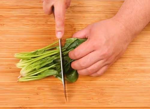 2. Cơm chiên cải bó xôi. Nguyên liệu: Cơm trắng, cải bó xôi, sò điệp, trứng gà, hành tím, gia vị, dầu ăn. Cải bó xôi xay nhuyễn lấy nước trộn chung với cơm cho có màu. Cồi sò điệp khô ngâm nước ấm cho nở, ướp với một chút hạt nêm. Ảnh: Eva.vn.