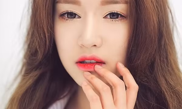 5. Để mọi người không chú ý đến sự khác thường của bạn, bạn nên làm hai việc: xõa tóc ra và tô son môi đậm lên. Phần tóc xõa ra sẽ che bớt các chi tiết sưng nề trên gương mặt. Ảnh: thammyxuanhuong.com.