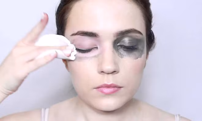 3. Tẩy trang: Nếu bạn khóc với một gương mặt trang điểm hoàn chỉnh, chắc chắn nước mắt sẽ làm mascara và phấn son của bạn lem luốc. Bạn nên dùng sản phẩm tẩy trang để chùi sạch những phần son phấn bị lem. Nếu ngay lúc đó không có sản phẩm tẩy trang, bạn cũng nên dùng khăn giấy hoặc bông cotton thấm nước để lau đi. Ảnh: biquyetkhoedep.com.vn.