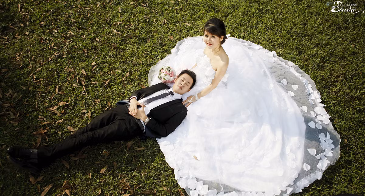 8. Cô dâu ngồi, chú rể nằm: Với tư thế này, hai bạn sẽ có một bức ảnh vừa lãng mạn vừa tinh nghịch, trẻ trung lại không biết đến khoảng cách cao thấp. Ảnh: aocuoihongnhung.vn.