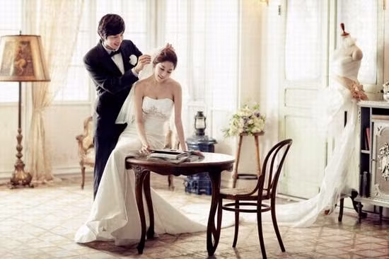 10. Chú rể đứng sau lưng cách cô dâu vài bước: Thay đổi sắp đặt thông thường bằng cách để chú rể đứng sau lưng cách cô dâu vài bước sẽ tạo khoảng trống vừa đủ để người xem không để ý đến sự chênh lệch chiều cao của hai người. Ảnh: dichvucuoihoi.biz.