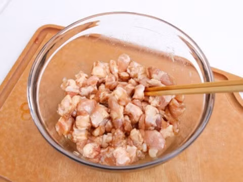 5. Sụn gà xóc tỏi ớt. Nguyên liệu: Sụn gà, hành tím, tỏi, ớt đỏ, muối, tiêu, bột chiên, bia, trứng gà, gia vị. Ướp sụn gà cùng rượu gạo, xì dầu, dầu mè, đường, tiêu. Hành tím và tỏi bóc vỏ lụa, bằm nhỏ. Ớt thái khoanh tròn. Sụn gà rửa sạch, đem ướp với xì dầu, dầu mè, đường và hạt tiêu trong 20 phút cho thấm. Ảnh: Nauzi.com.