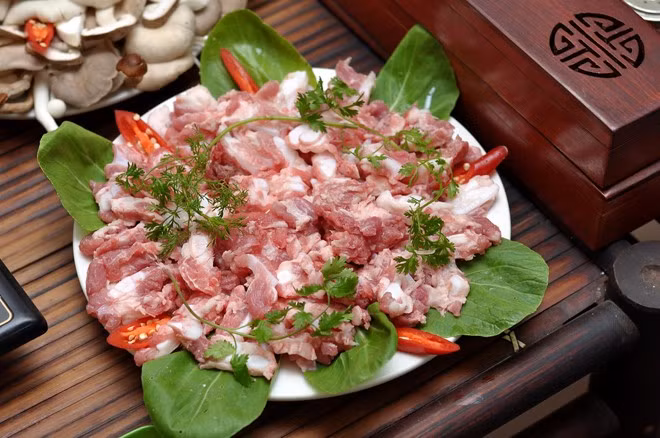 3. Sườn sụn lợn nấu sấu chua. Nguyên liệu: Sườn sụn non, quả sấu xanh, cà chua, hành hoa, mùi tàu, gia vị. Sườn sụn rửa sạch, chần qua nước sôi. Cà chua rửa sạch, bổ hình múi cau 2 quả rồi xào sơ với dầu ăn. Quả còn lại thái nhỏ, xào chín với dầu ăn, gia vị và 1 bát con nước cho thành hỗn hợp nước sốt. Ảnh: phunutoday.vn.