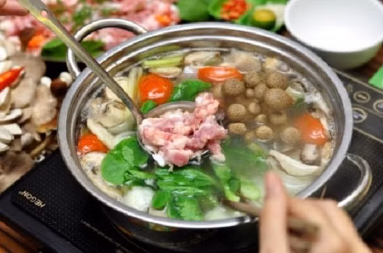 Sấu cạo vỏ, rửa sạch. Hành hoa và rau mùi tàu rửa sạch, thái nhỏ. Cho sườn vào xào cùng dầu ăn, gia vị khoảng 3 phút rồi cho nước, cho sấu vào nấu cùng. Nêm bột gia vị, hạt nêm, nước mắm vừa ăn. Khi nước sôi cho nước sốt cà chua, cà chua thái cau vào đun khoảng 1-2 phút. Sau đó cho hành lá, mùi tàu rồi tắt bếp. Dầm sấu bỏ hạt, múc canh ra bát ăn cùng cơm. Ảnh: toinayangi.