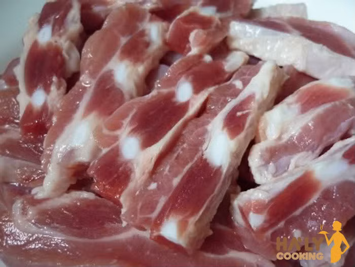 2. Sườn sụn lợn sốt chua ngọt. Nguyên liệu: Sườn non, cà chua, hành tây, dứa, ớt ngọt xanh, tỏi băm, đường, nước mắm, hạt tiêu. Rửa sạch sườn non và sườn sụn, chặt miếng dài 3cm, chần qua nước sôi, để ráo, ướp gia vị. Cà chua rửa sạch, bổ múi cau. Ảnh: tamsugiadinh.vn.