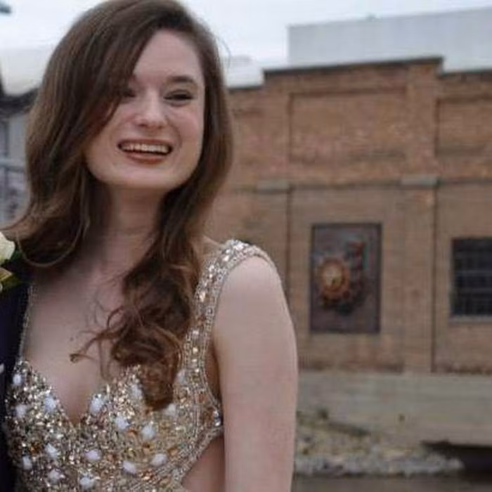 Bài thuyết trình đặc biệt nhận được sự chú ý của cộng đồng mạng. Hầu hết mọi người đều tỏ ra thích thú với sự can đảm và khiếu hài hước của cô nàng.