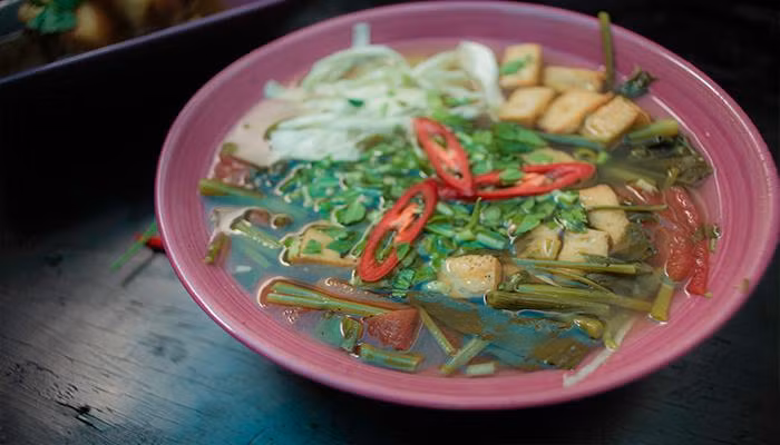 3. Canh rau muống nấu chay. Nguyên liệu: Rau muống, nấm rơm, đậu khuôn, gia vị. Rau muống nhặt, rửa sạch. Nấu sôi nước, cho ít muối vào, cho thêm nấm rơm, đậu khuôn cắt miếng nhỏ, nấu sôi. Cho rau muống vào và nêm gia vị vừa ăn. Ảnh: dienmayxanh.com.