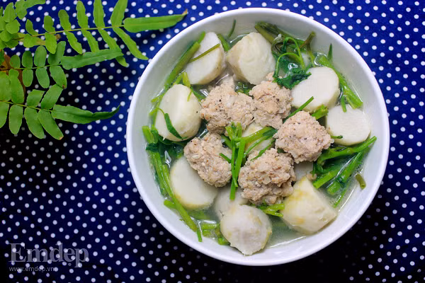 Khoai vớt ra để ráo. Cho ít dầu vào chảo xào, nêm muối mắm tiêu đun nhỏ lửa cho khoai ngấm gia vị 5 phút. Đun sườn lại, cho khoai vào hầm 15 phút rồi cho rau muống vào. Cuối cùng cho ngổ thái nhỏ rồi tắt bếp. Ảnh: kenhphunu.com.