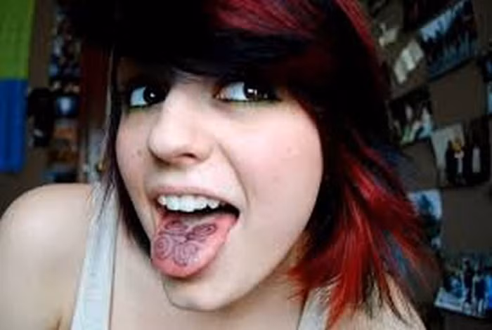 Hình xăm lưỡi hiện đang là mốt mới nhất đối với những tín đồ muốn xăm trên cơ thể.