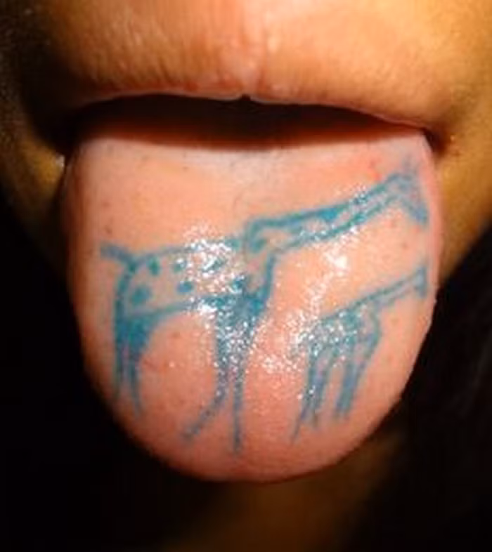 Có thể bạn sẽ sợ hãi, nhưng một số tín đồ xăm hình lại cho rằng, hình xăm ở lưỡi không đau bằng một số nơi khác trên cơ thể.