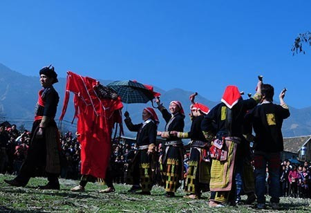 Tuy nhiên, đôi trai gái tuyệt đối không được ngủ chung. Sau 10 ngày ở nhà gái, 20 ngày tiếp theo nhà trai được đón cô gái về nhà mình “ngủ thăm”. Tương tự, theo nghi lễ, người con gái cũng chỉ được phép ngủ chung với mẹ hoặc chị em gái bên nhà trai. Sau quãng thời gian ngủ thăm nếu đôi trai gái thấy hợp thì quyết định tiến đến hôn nhân. Ảnh: Vnhotel.