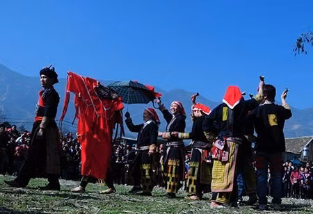 Tuy nhiên, đôi trai gái tuyệt đối không được ngủ chung. Sau 10 ngày ở nhà gái, 20 ngày tiếp theo nhà trai được đón cô gái về nhà mình “ngủ thăm”. Tương tự, theo nghi lễ, người con gái cũng chỉ được phép ngủ chung với mẹ hoặc chị em gái bên nhà trai. Sau quãng thời gian ngủ thăm nếu đôi trai gái thấy hợp thì quyết định tiến đến hôn nhân. Ảnh: Vnhotel.