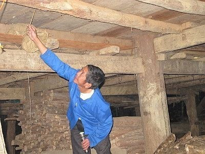 Phong tục chọc sàn. Là phong tục trong hôn nhân của trai gái dân tộc Thái. Từ quen nhau, yêu nhau qua ánh mắt, người con trai mới đến chọc sàn. Các chàng trai thường chọn thời điểm khoảng 11h đêm, khi mọi người đã ngủ hết để đến nhà bạn gái. Ảnh: Dulichngo.