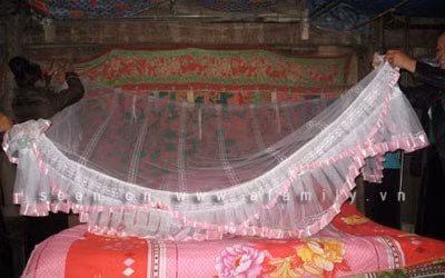 Ngủ thăm trước khi cưới. Người đồng bào dân tộc Thái ở tỉnh Đắk Lắk vẫn còn lưu giữ nhiều phong "ngủ thăm". Đối với những đôi trai gái đến tuổi xây dựng gia đình, sau một thời gian tìm hiểu, được sự đồng ý của đôi bên gia đình, nhà trai sẽ mang nghi lễ đến nhà gái để xin cho con trai mình được ngủ thăm. Thời gian này, người con trai sẽ sinh hoạt, lao động cùng với gia đình bên nhà người con gái. Ảnh: Cuocsongtoday.