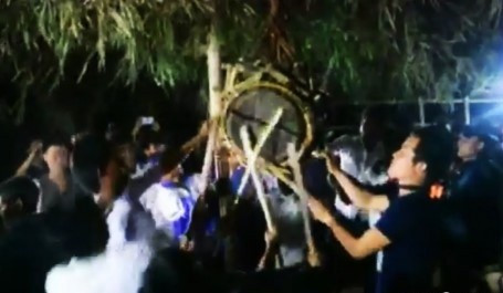 Họ được bỏ nhà một đêm với người mà họ thích. Một đêm gắn kết không có dị nghị, không có sự ghen tuông. Đêm chỉ có yêu thương nồng nàn của đam mê, của men nồng đôi lứa. Cho đến sáng mai, khi con gà đã thức dậy gáy vang rừng thì họ mới bịn rịn rời nhau trở về. Ảnh: VTCnews.