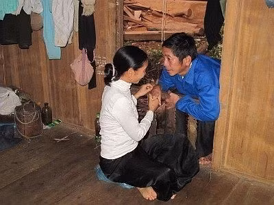 Họ mang theo một số nhạc cụ như sáo, nhị, tính tẩu, đàn môi và một đoạn gỗ nhỏ dài chừng nửa mét để gõ lên sàn, nơi cô gái đang nằm. Sau ba bốn đêm chuyện trò như thế thì chàng trai hỏi cô gái có nhất trí làm vợ mình không. Cô gái đồng ý, chàng trai về thưa chuyện với bố mẹ đến hỏi. Nếu không được người con gái đáp lại, họ cũng không bao giờ oán trách. Ảnh: VOV.