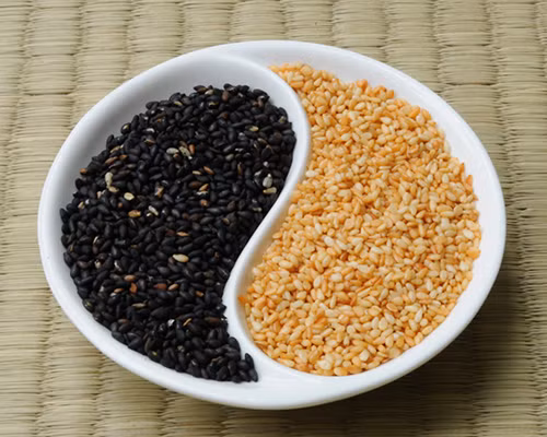 Trị vết rết cắn bằng vừng: Vừng hạt một nhúm nhỏ, nghiền nát, đắp vào vết thương. Ảnh: Ngoisao.vn.