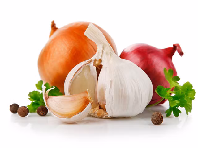 Trị muỗi đốt bằng hành và tỏi: Khi bé bị muỗi đốt, bạn hãy cắt đôi tép tỏi xoa lên chỗ muỗi đốt vài lần trong ngày đảm bảo vết muỗi đốt sẽ hết sưng. Nếu phát hiện sớm và xoa lên ngay thì da bé sẽ không bị phồng đỏ do dị ứng với độc từ muỗi đốt.