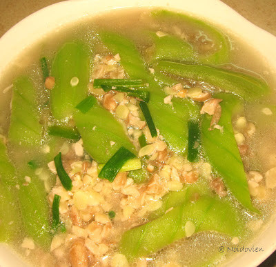 Xào lạc cùng hạt nêm, bột canh. Cho vào nồi 400 ml nước đun sôi, đun thêm 5 phút cho lạc mềm hẳn thì thả mướp vào nồi, đợi canh sôi trở lại thì tắt bếp. Bạn cho rau mùi, hành lá vào nồi. Ảnh: phunutoday.com.