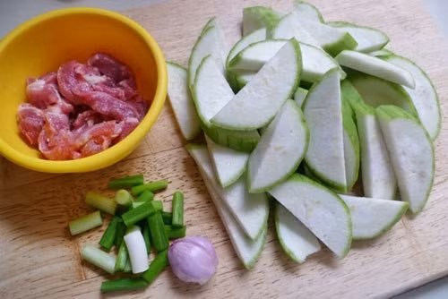 2. Canh mướp hương nấu thịt. Nguyên liệu: Mướp hương, thịt ba chỉ, hành hoa, gừng, muối, hạt nêm. Thịt ba chỉ rửa sạch băm nhỏ. Hành gừng rửa sạch thái nhỏ, mướp thái miếng vuông. Đun nóng chảo, thêm dầu ăn, bỏ hành, gừng xào thơm, rồi bỏ thịt vào và đảo đều trong 5 phút. Ảnh: Hervietnam.com.