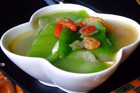 Phi thơm ít hành củ khô, nhớ cho thật ít dầu. Tiếp đến cho nước vừa đủ dùng, thêm tôm khô, đun sôi. Nồi canh sôi thì hạ bớt lửa, để liu riu để tôm ra chất ngọt. Sau đó thả mướp, nêm gia vị. Khi ăn rắc ít hạt tiêu, hành lá cắt nhỏ. Món canh từ mướp hương này được rất nhiều người ưa chuộng. Ảnh: toinayangi.vn.