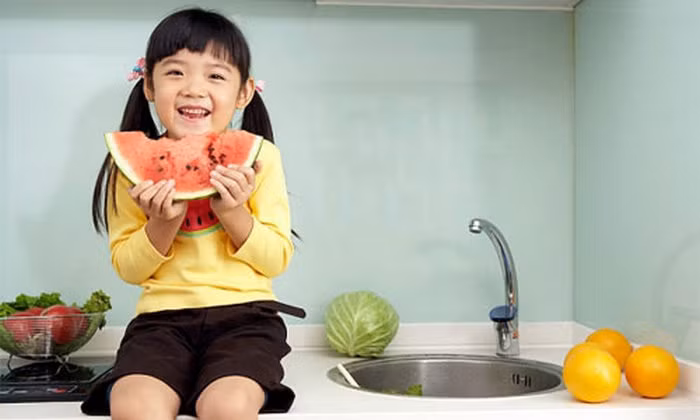 Dưa hấu. Có màu sắc bắt mắt và vị ngọt dịu rất dễ ăn vì thế mẹ hãy bổ sung cho con ít nhất 1 miếng dưa hấu mỗi ngày. Dưa hấu được xem là loại quả tốt cho não và giúp trẻ có đôi mắt sáng khỏe bởi nó có chứa vitamin A và C, beta carotene và lycopene có khả năng trung hòa gốc tự do – mầm mống của căn bệnh ung thư. Ảnh: Báo Phụ Nữ.